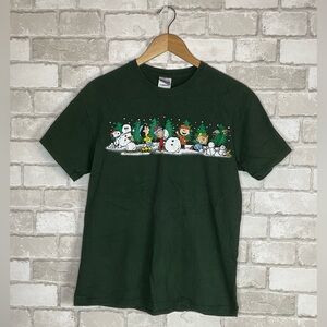 Gildan Green Snoopy Peanuts Christmas Tee Size M
